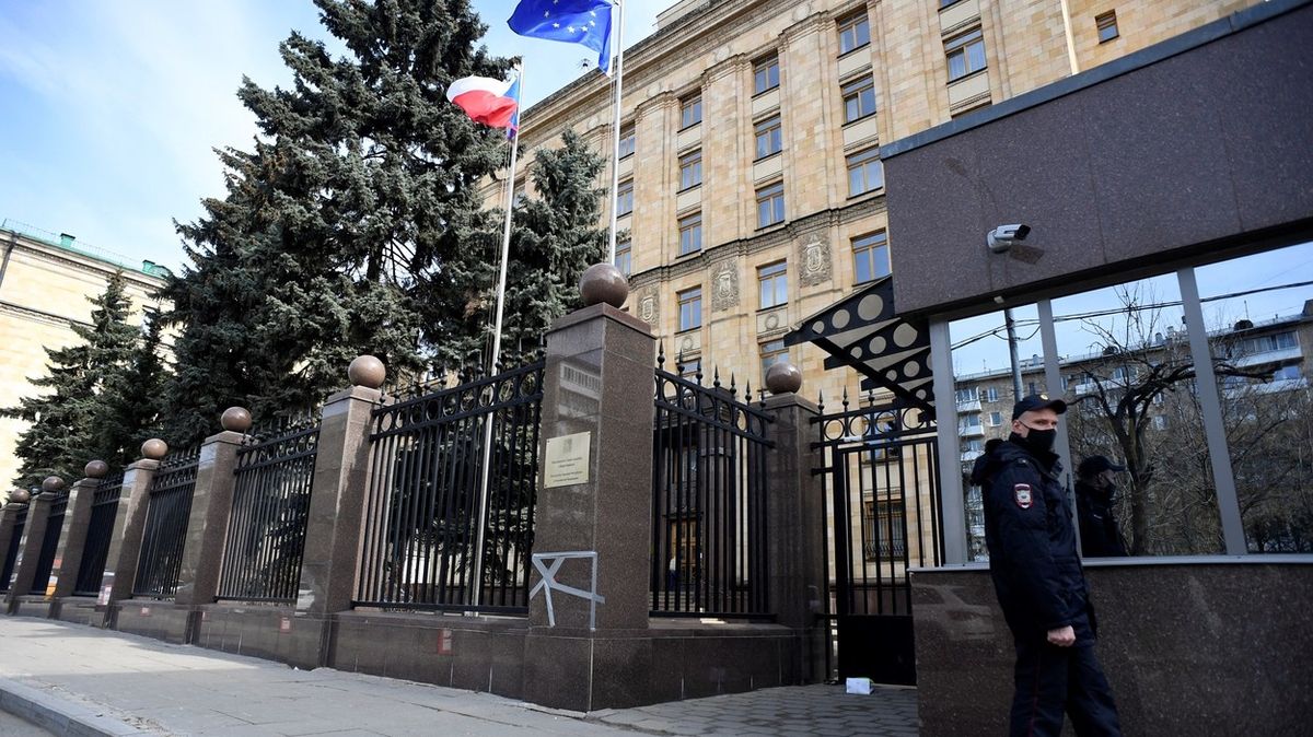 Seškrtání ruských zaměstnanců ambasády v Moskvě je komplikace, přiznalo ministerstvo